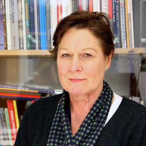 Portrait of Silke Reuther in front of a bookcase