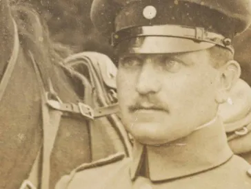 Schwarz-Weiß-Fotografie eines Soladaten.