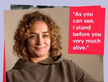 Portrait of a woman with curly hair, next to her the quote: “As you can see, I stand before you very much alive.”