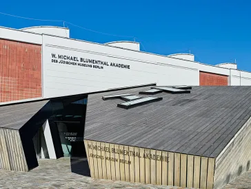 Front facade of the W. Michael Blumenthal Academy with the inscription: Hear the truth, whoever speaks it.