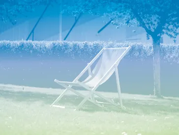 Graphic in blue-green tones: deck chair in the museum garden, in the background the facade of the Libeskind building