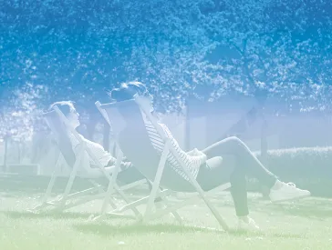 Graphic in blue-green pastel tones: people on deck chairs in museum garden Graphic in blue-green tones: deck chair in the museum garden, in the background the facade of the Libeskind building