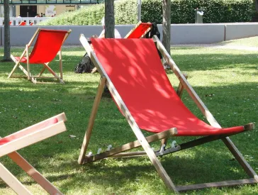 Red deckchairs in the museum garden.