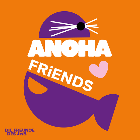 Lila Robbe auf orangem Hintergrund mit der Schrift "ANOHA FRIENDS Mach mit!"