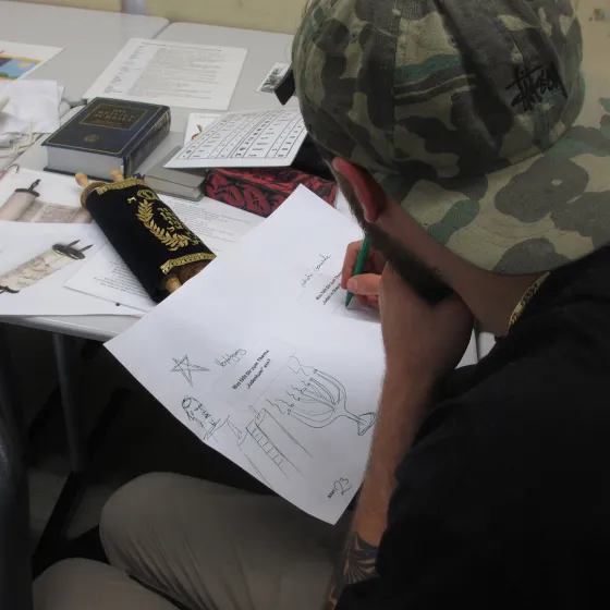 Student completes questionnaire