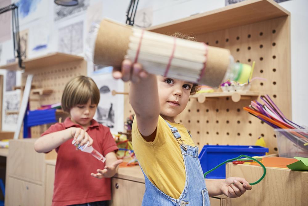 Niños en la estación de artesanía 