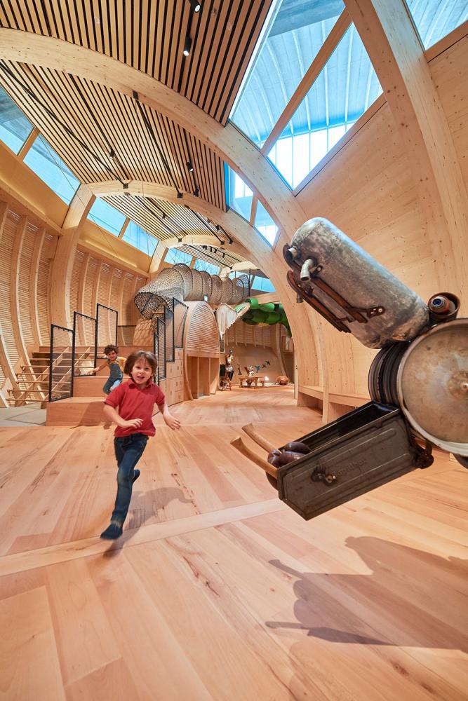 Children run through the ark.