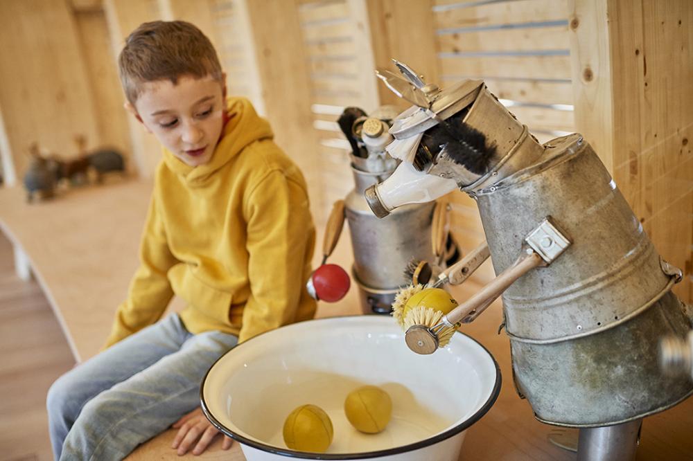 Junge mit einem der Ausstellungstiere in der Kinderwelt Anoha.