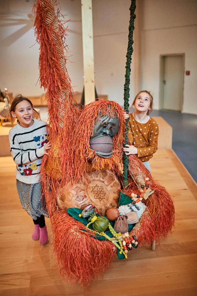 Kinder mit einem der Ausstellungstiere in der Kinderwelt Anoha