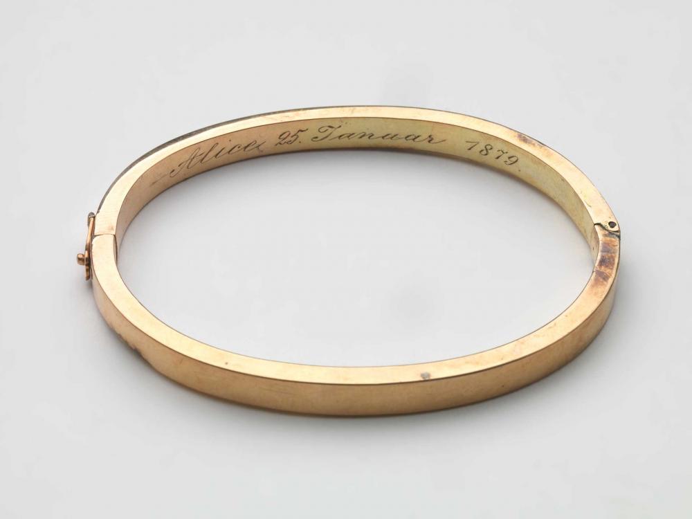 Goldenes Armband mit der Inschrift "Alice 25. Januar 1879"