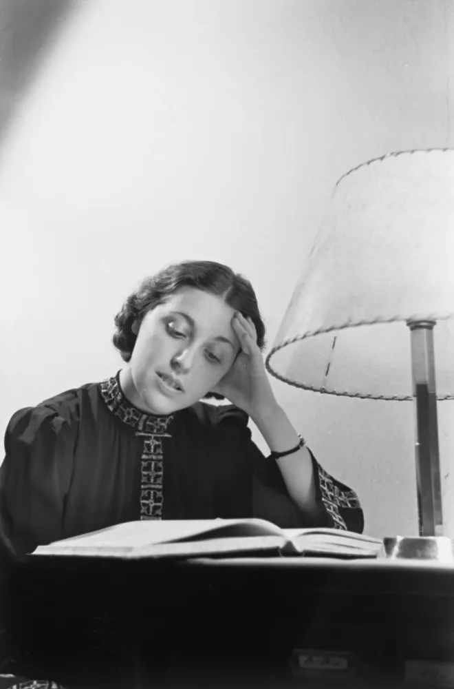 Portrait of a reading woman.