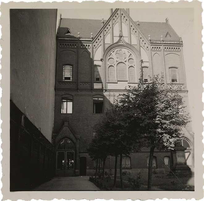 The photo shows the orphanage seen from Schönhauser Allee. In the upper part is a pointed gable with windows (black and white photo)