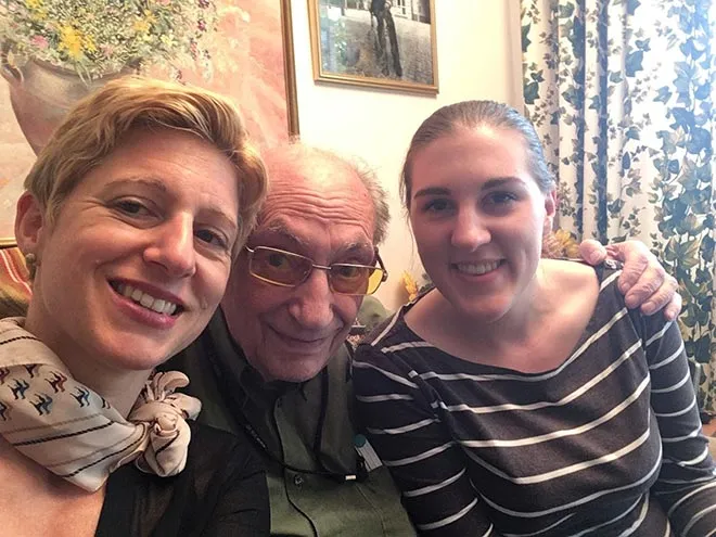 The photograph shows Walter Frankenstein with Theresia Ziehe and Anna Rosemann in his arms.