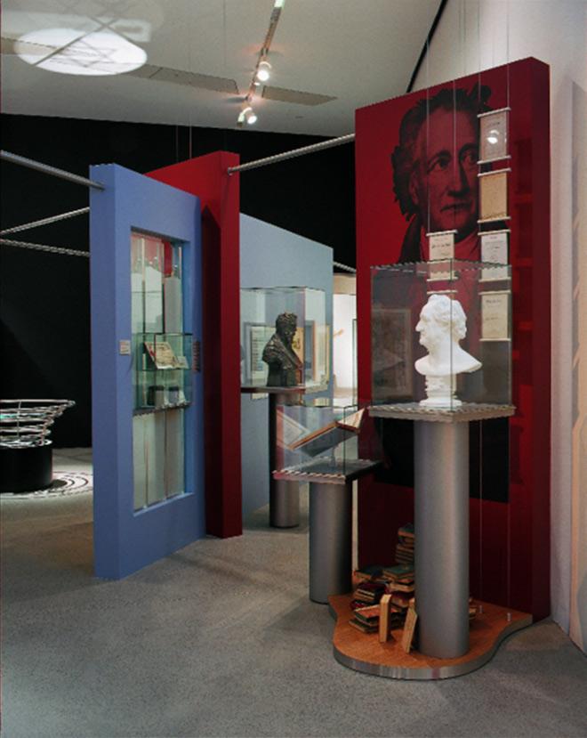 A bust of Goethe and books in the museum