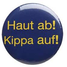 Ansteckbutton mit der Aufschrift »Haut ab! Kippa auf!«, gelbe Schrift auf blauem Hintergrund