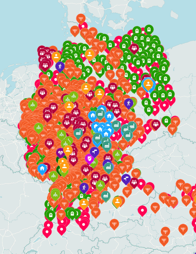 Auf einer Karte von Europa ist der deutschsprachige Raum gefüllt mit Symbolen, die Orte jüdischen Lebens markieren.