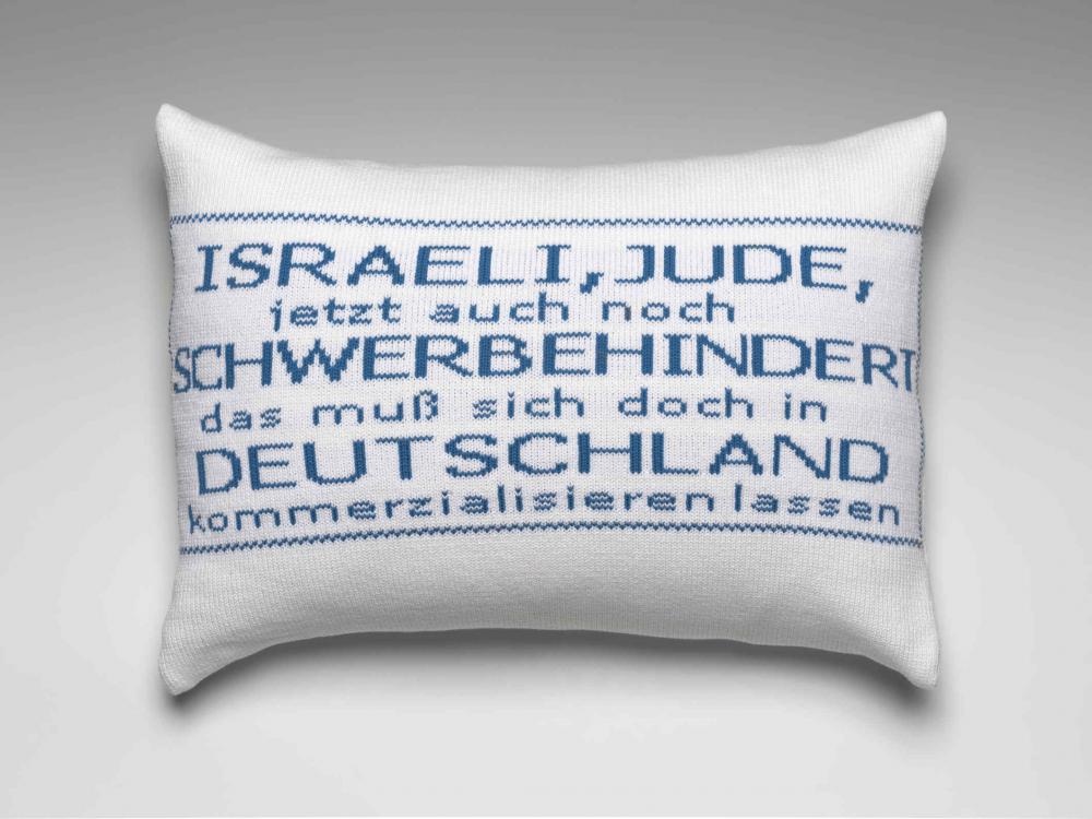 Weißes Kissen mit blauem Text