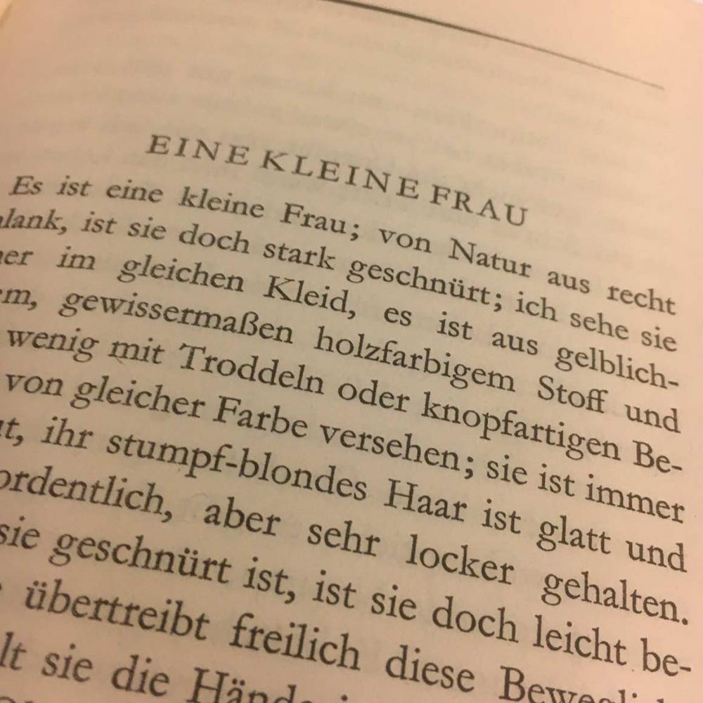 Foto einer Buchseite mit der Überschrift: „Eine kleine Frau“.