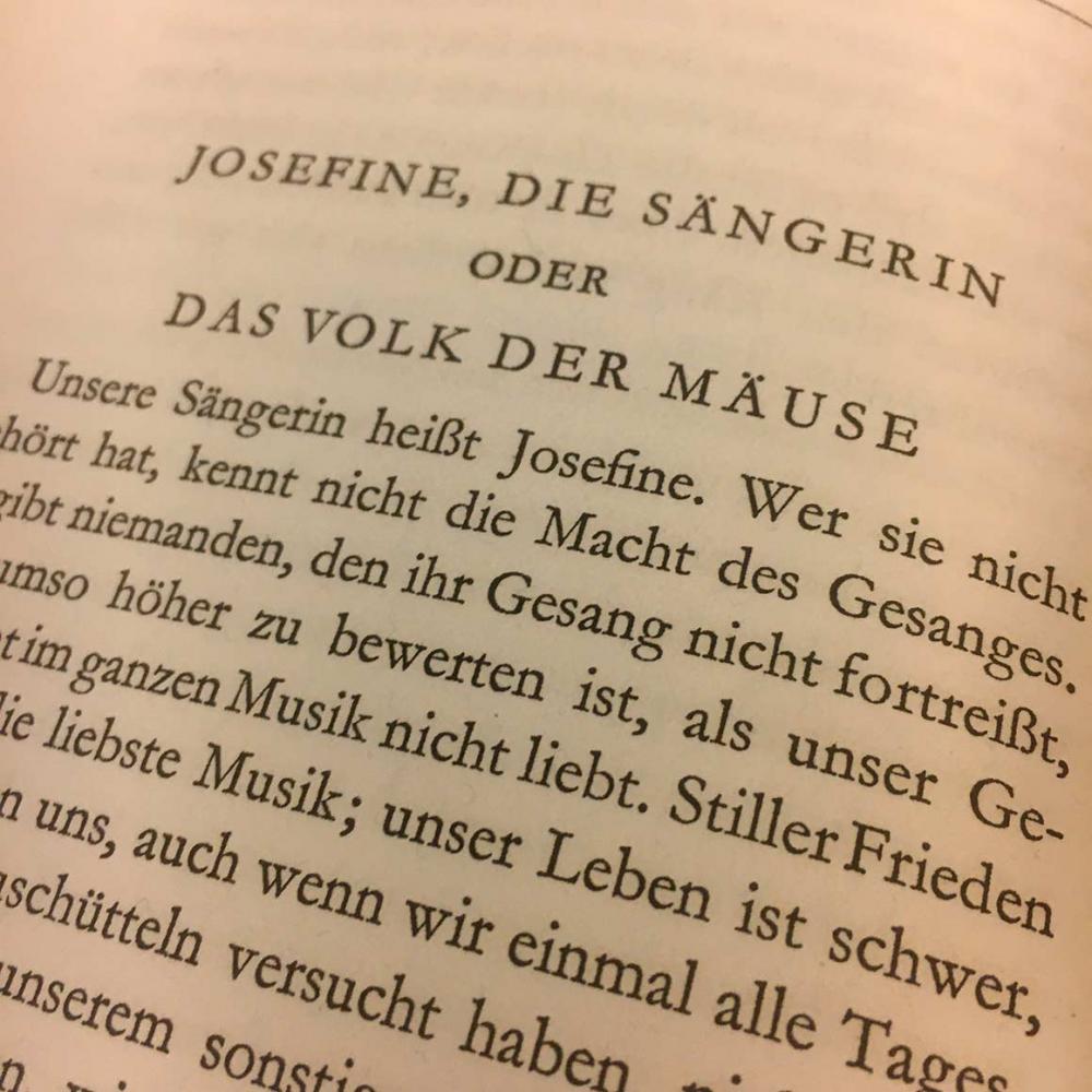 Foto einer Buchseite mit der Überschrift: „Josefine, die Sängerin oder Das Volk der Mäuse“.