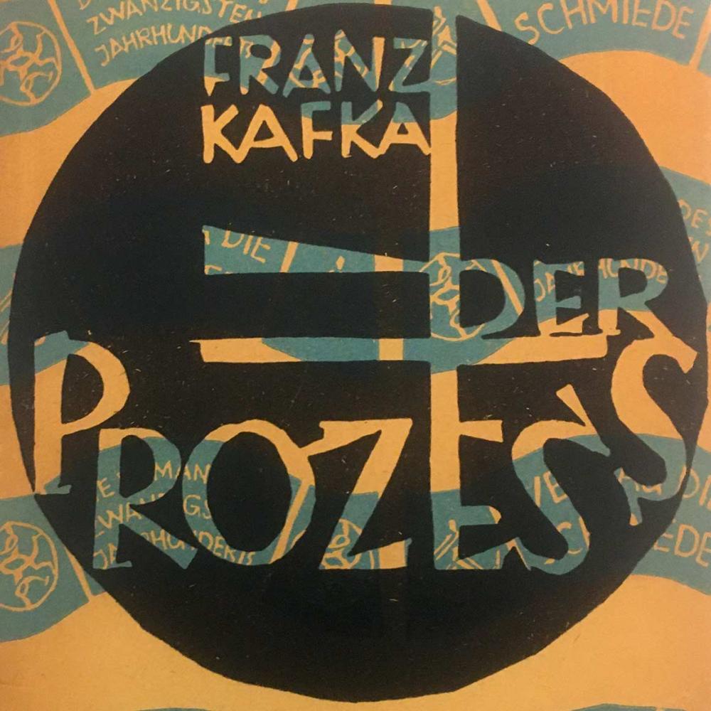 Ausschnitt aus dem Buchcover „Franz Kafka: Der Prozess“ vom Verlag Die Schmiede mit typografisch blau-schwarz-weiß gestaltetem Cover.