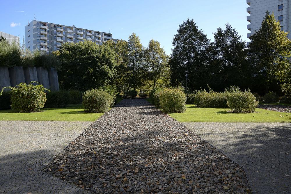 Schotterfläche in der Gartenanlage