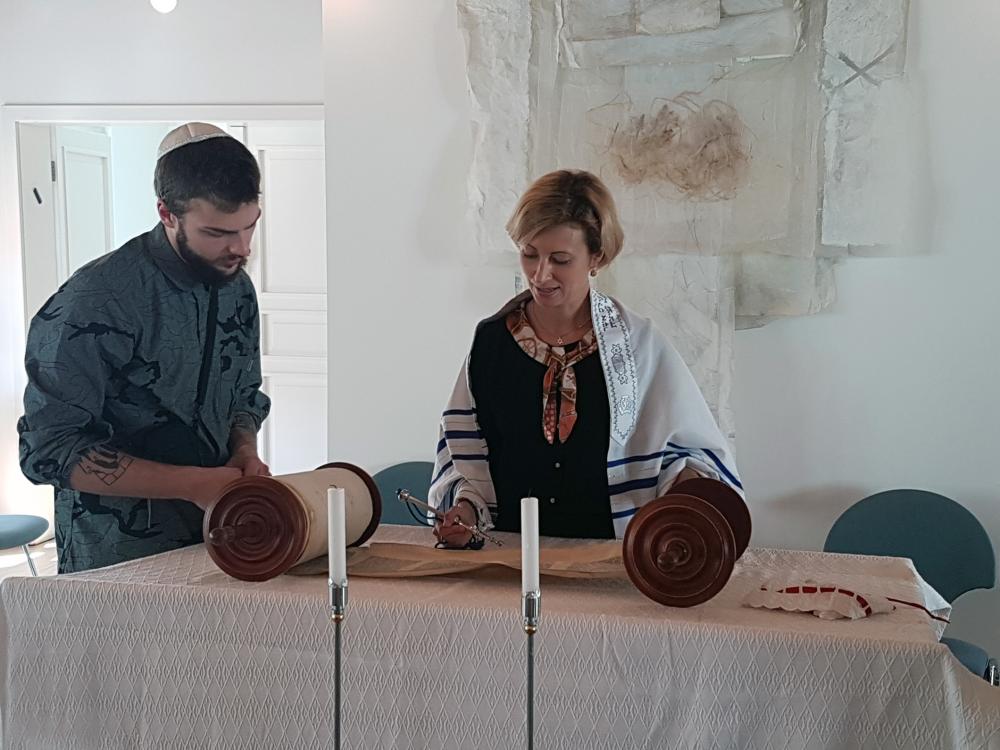 Ein Schüler steht neben Rabbinerin Alina Treiger in der Synagoge Oldenburg