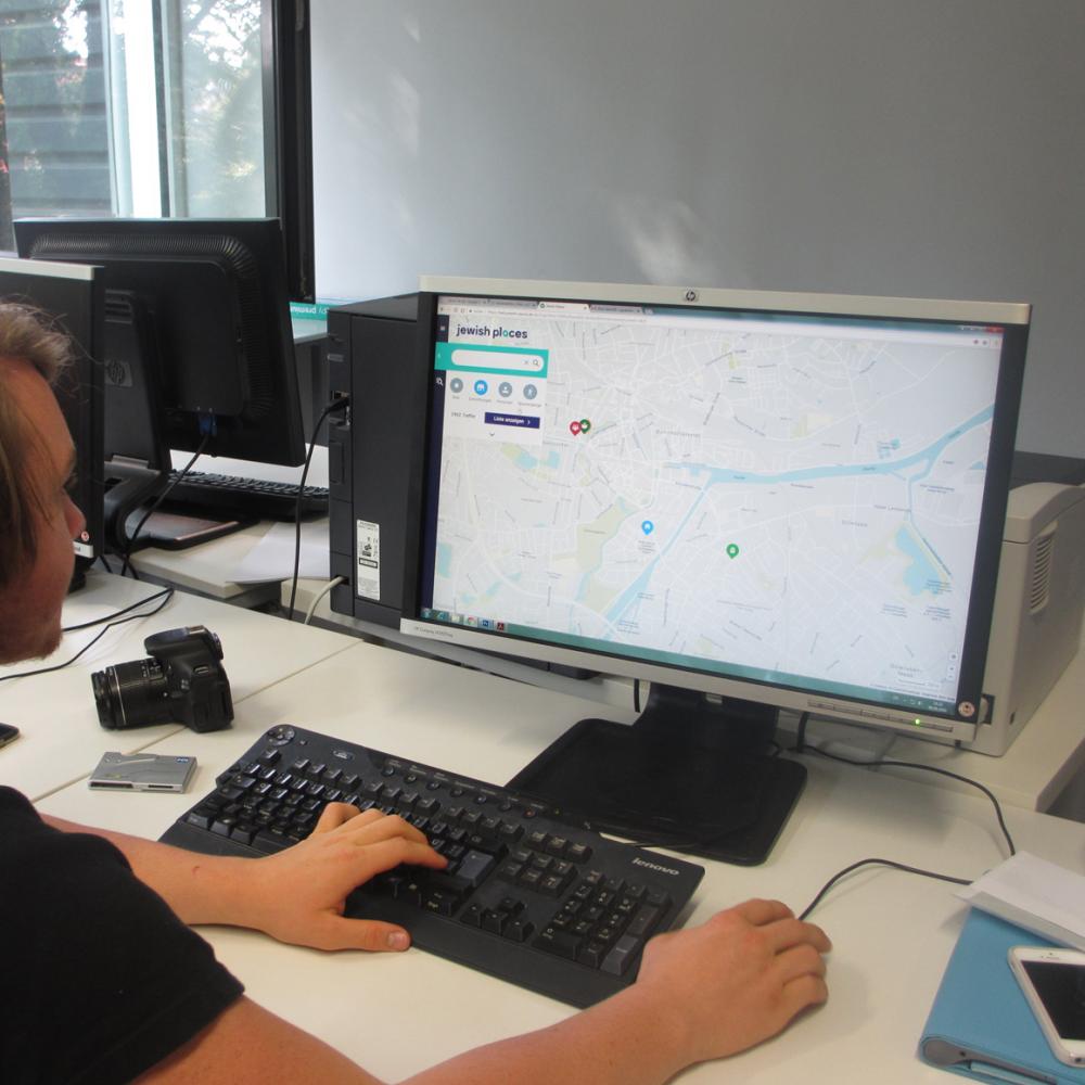 High school student at a computer with the Jewish Places website on screen