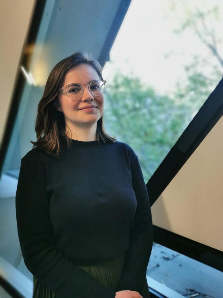 Portrait of Lena Wanner in front of a window in the new building of the Jewish Museum