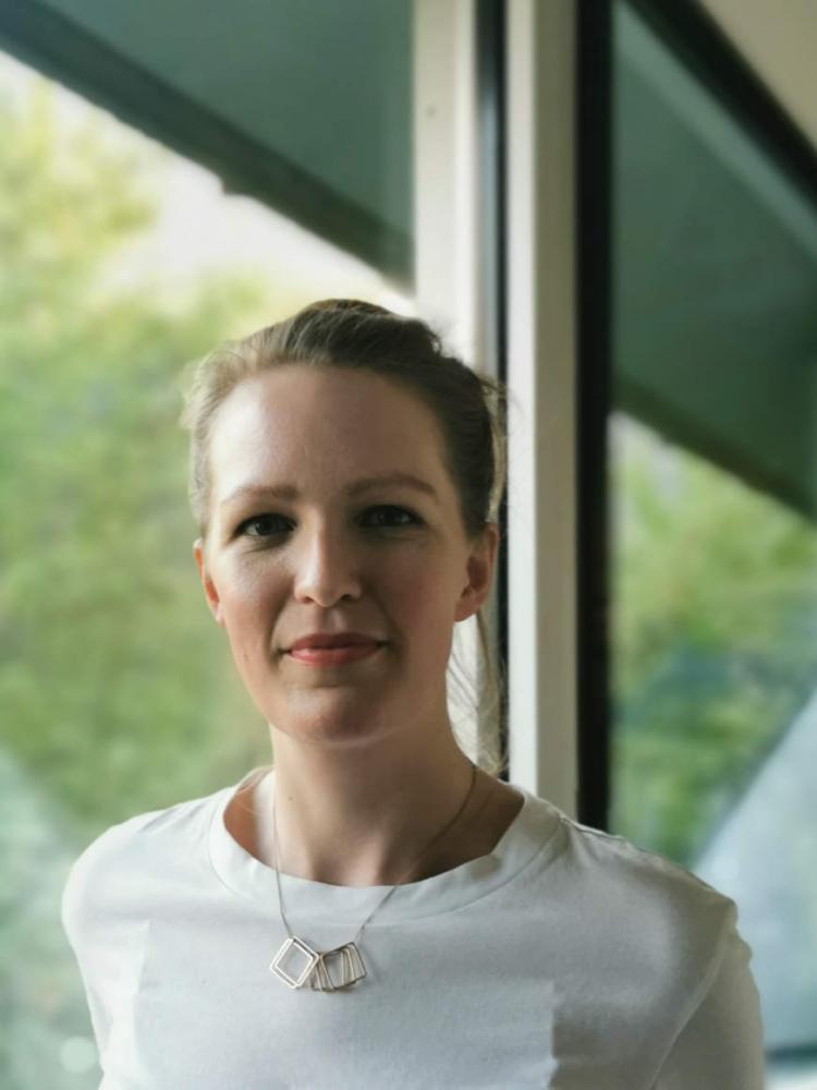 Selfie von Judith Westphal vor einem Fenster des Neubaus des Jüdischen Museums Berlin