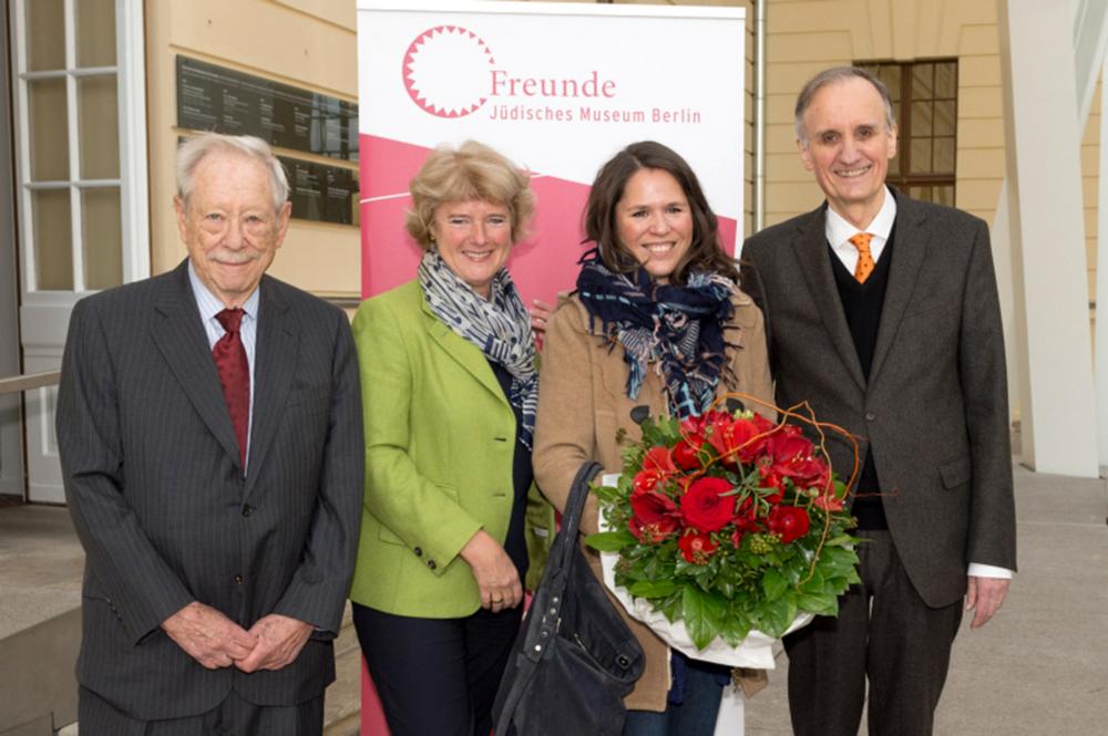 Foto von v.l.n.r.: W. Michael Blumenthal, Monika Grütters, Paula Konga, Peter Schäfer