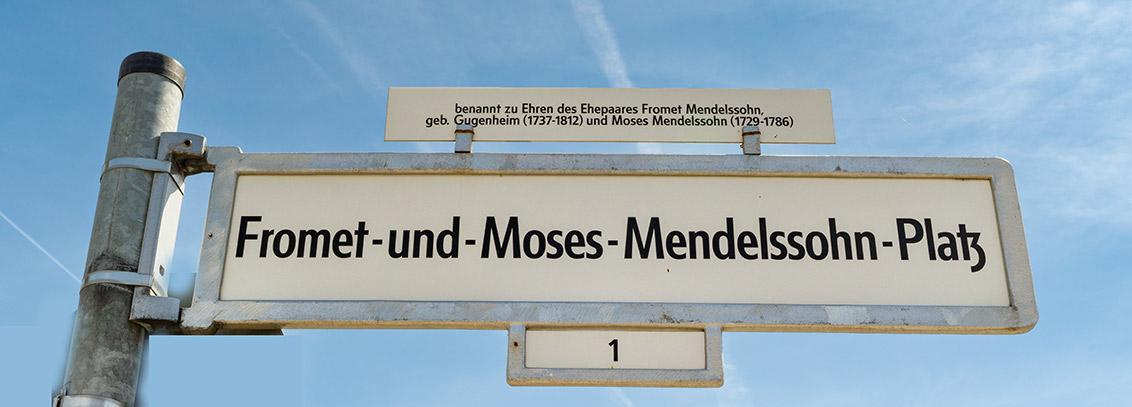 Straßenschild mit der Aufschrift: Fromet-und-Moses-Mendelssohn-Platz