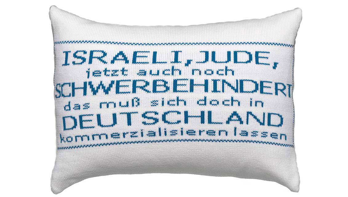 Weißes Zierkissen mit blauer Schrift