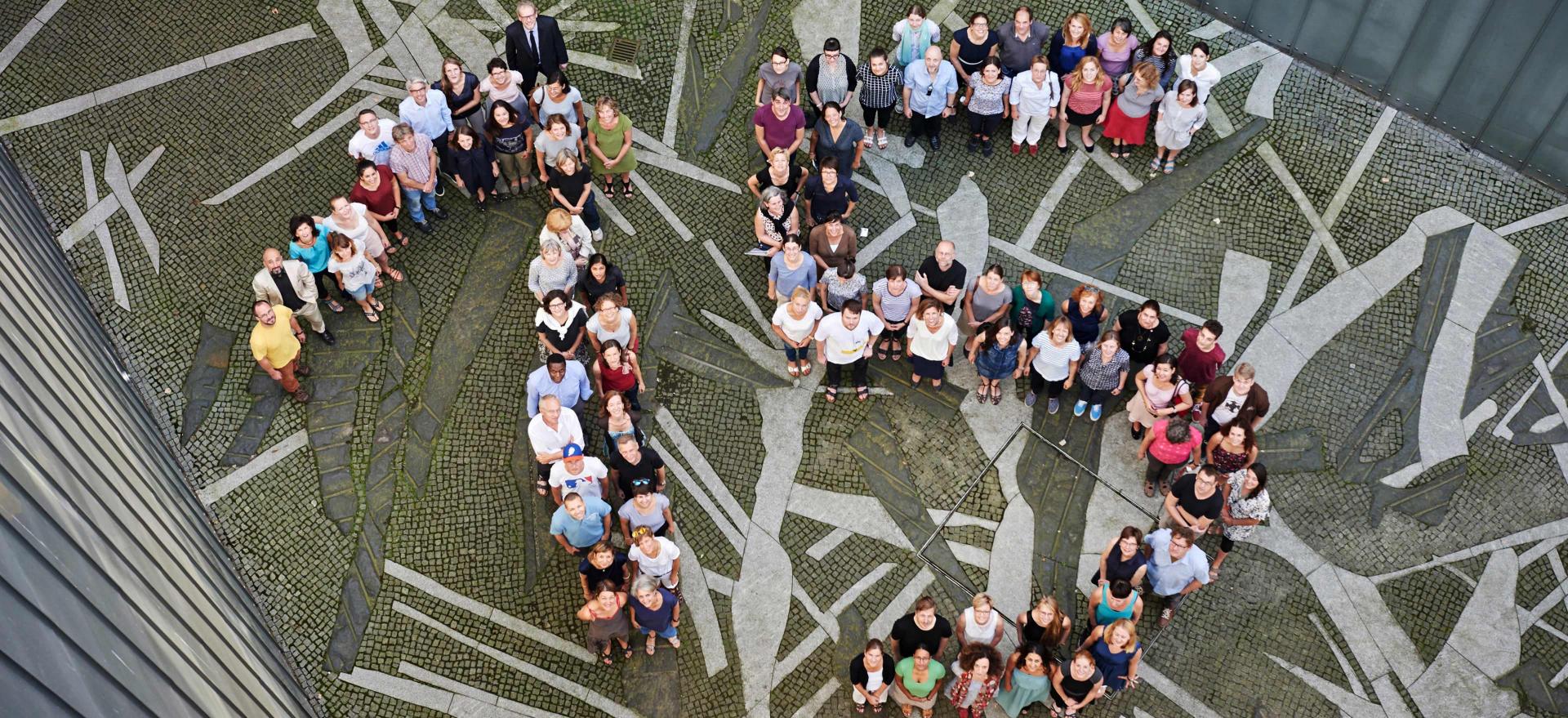 Luftaufnahme, eine Gruppe Menschen bildet die Zahl 15.