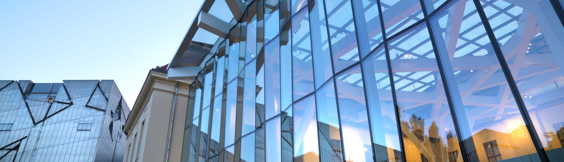 The glass courtyard of the Jewish Museum Berlin, the new building can be seen in the background