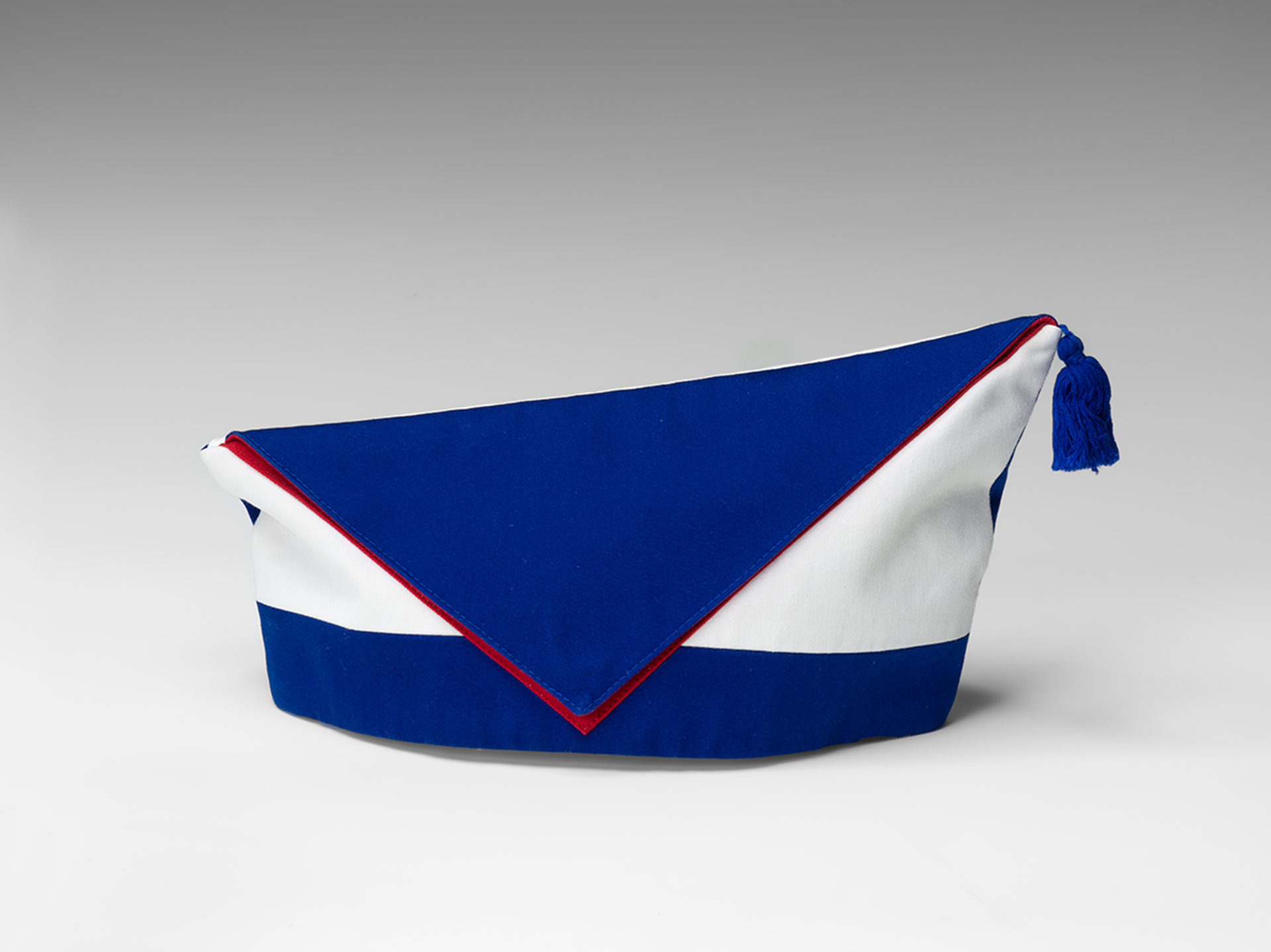 Handmade blue-white-red Krätzchen of the Köllsche Kippa Köpp Jewish carnival society, left side