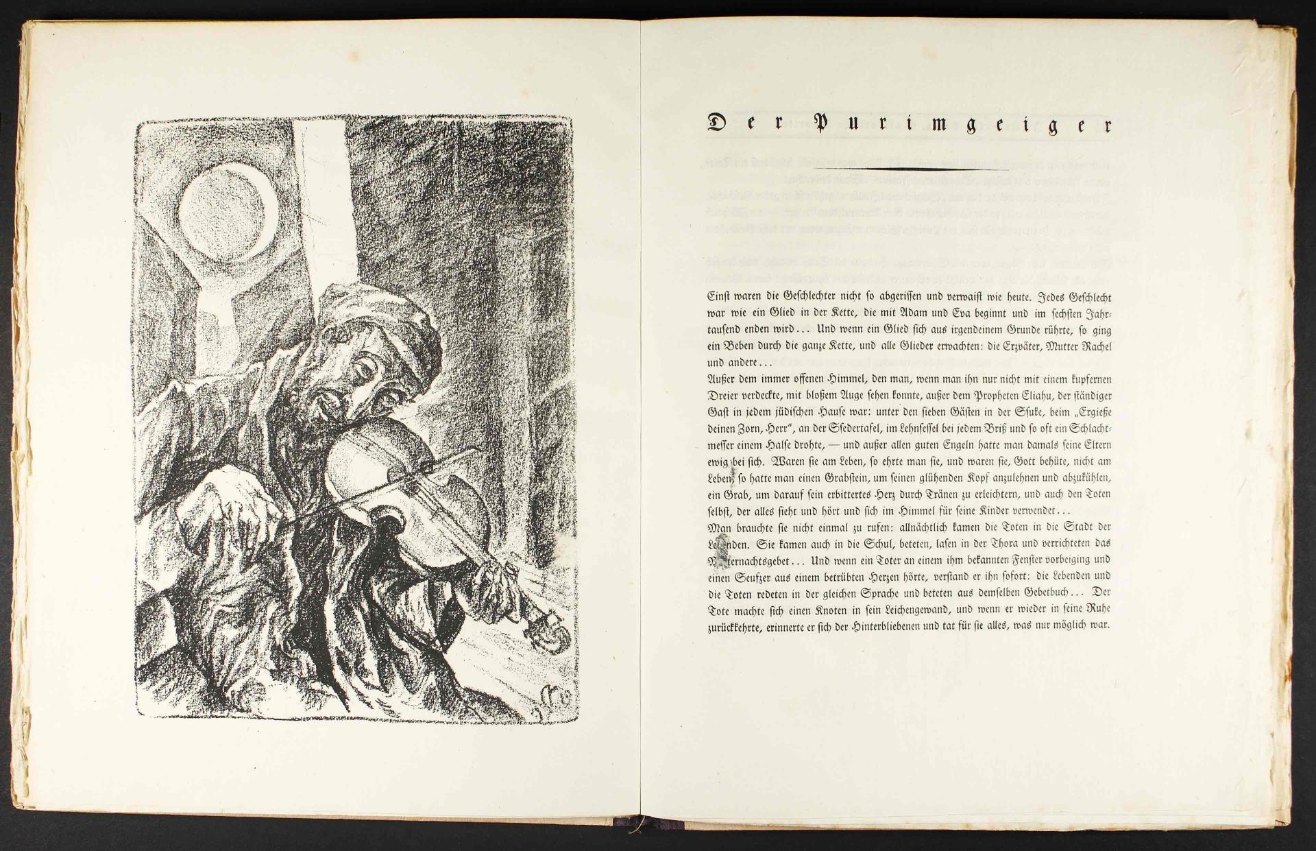 Aufgeschlagenes Buch mit einer Textseite und einer Schwarz-Weiß-Lithografie eines Geigers