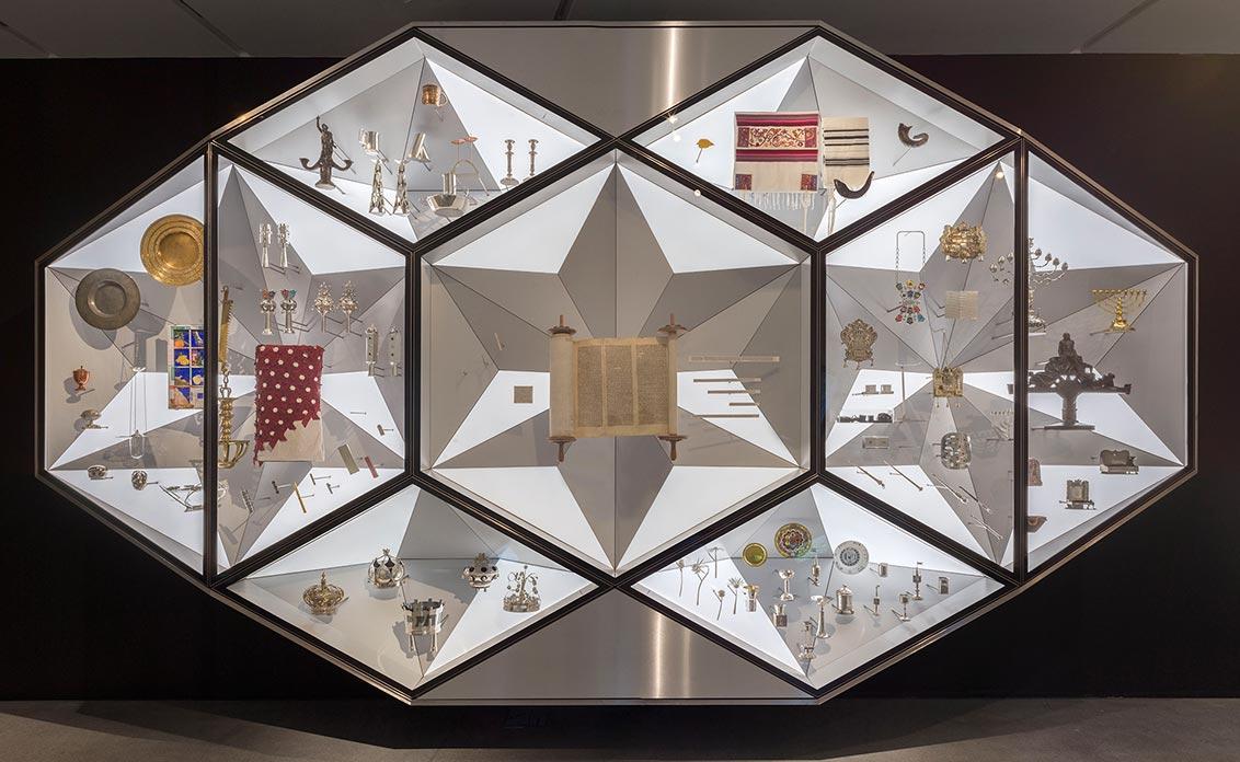 Diamond shaped showcase with Judaica objects