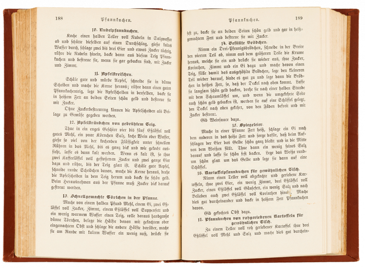 S. 188-89 Rezepte für „Nudelpfannkuchen, Apfelstreifchen, Apfelsträubchen von gerührtem Teig, schnellgemachte Törtchen in der Pfanne, Gefüllte Brödchen, Spiegeleier, Kartoffelpfannkuchen für gewöhnlichen Tisch, Pfannkuchen von rohgeriebenen Kartoffeln"