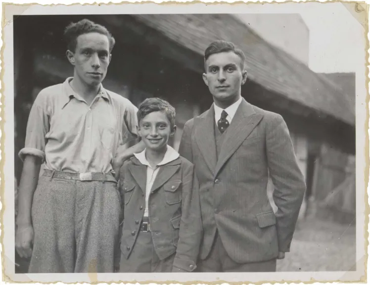 Photography of the siblings Frankenstein, Walter stands between his brothers.